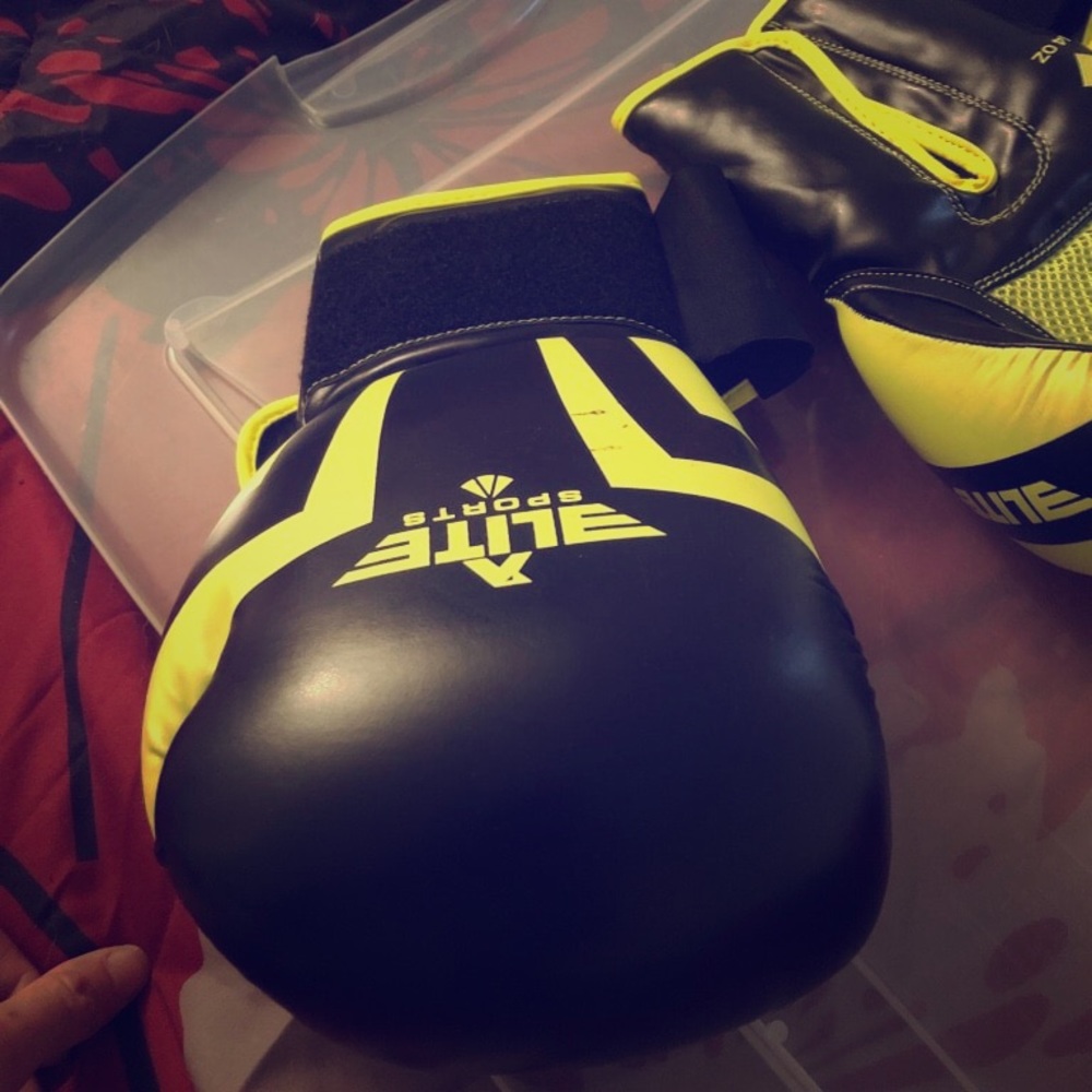 Elite sports company boxing gloves